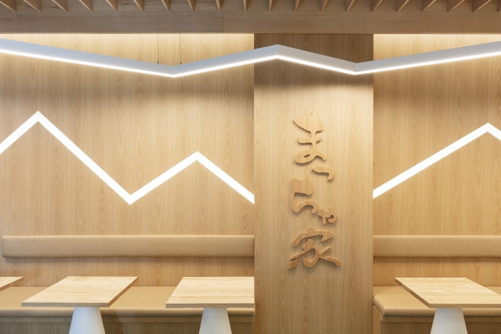 淺色系日式咖啡館。有寧靜的氛圍(白橡木 白栓木 檜木 楓木 山紋)