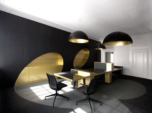 黑色木皮與金色圈圈的質感辦公室 (栓木橡木梧桐木染色染黑塗裝)