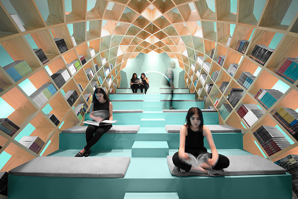 拱型淺木色書架+清爽藍綠的閱讀空間